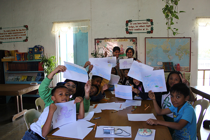 The kids all hold up their drawings, with Vice-Mayor Ann Viola and myself at the back. Photo by Awee Abellardo.